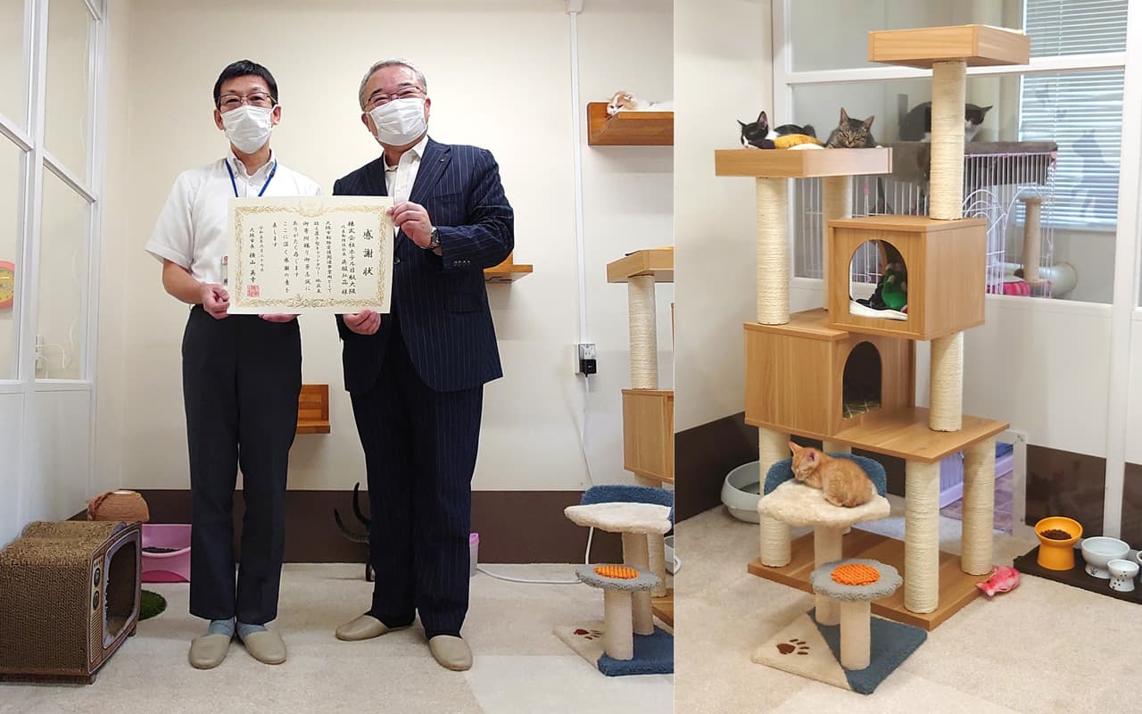 左:おおさかワンニャンセンター亀本所長、右:ホテル日航大阪 副総支配人 山之口智章、寄贈したキャットタワー