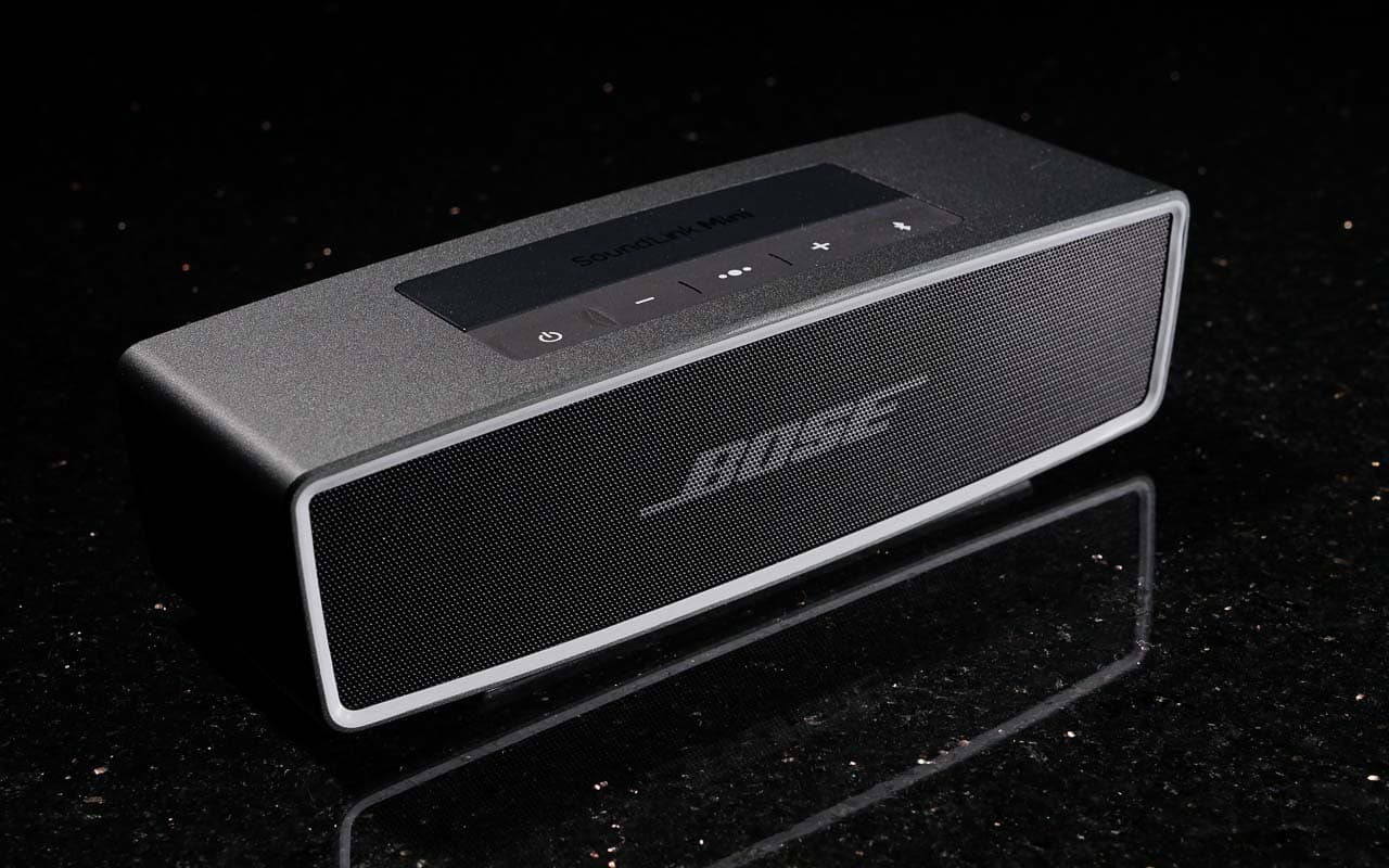 質感高い黒のテーブルとBOSE Bluetoothスピーカー