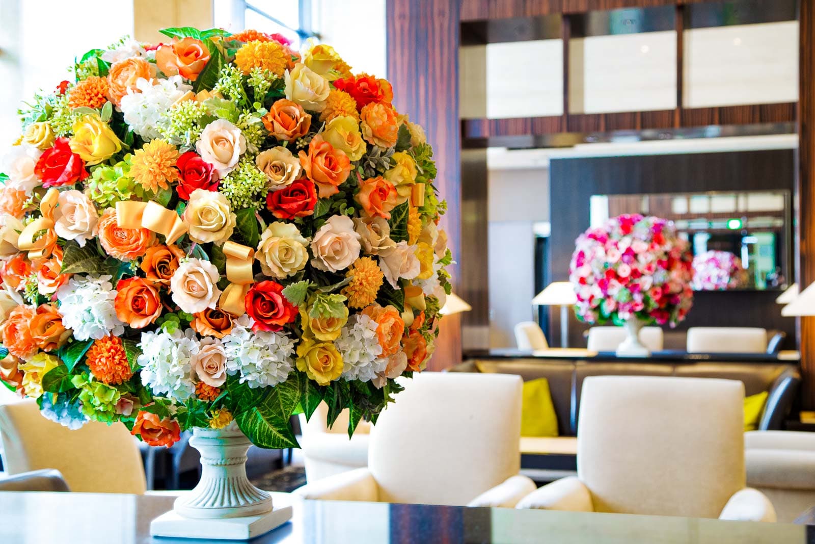 ティーラウンジ ファウンテン 内観イメージ　美しく印象的な造花