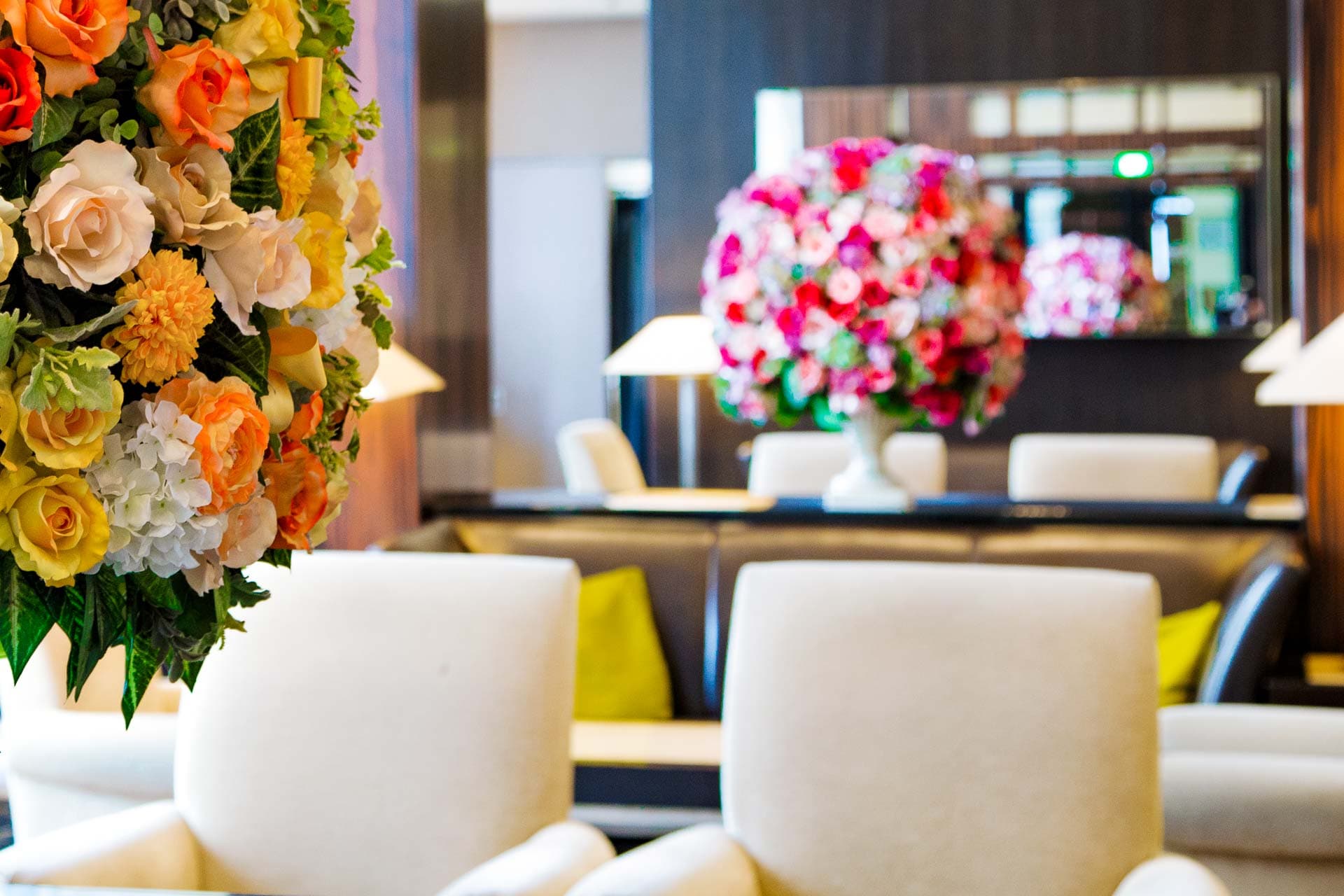 ティーラウンジ ファウンテン内観イメージ　美しく印象的な造花