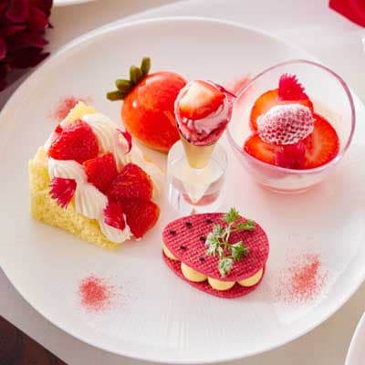 苺アフタヌーンティーセット / The Strawberry Afternoon Tea Set 上段スイーツ