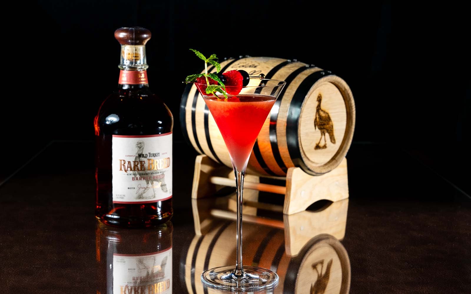 夜間飛行でお楽しみいただけるアンバサダーカクテル「フュージョン」 バーボン・ウイスキー「ワイルドターキー」とともに