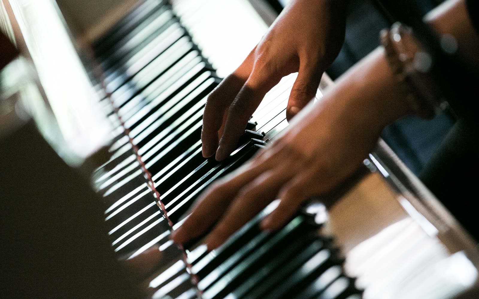 実力派アーティストによるピアノ演奏イメージ